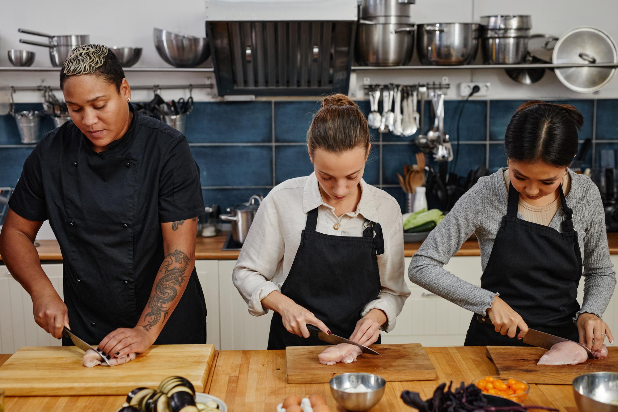 Workshop group around counter learning knife skills